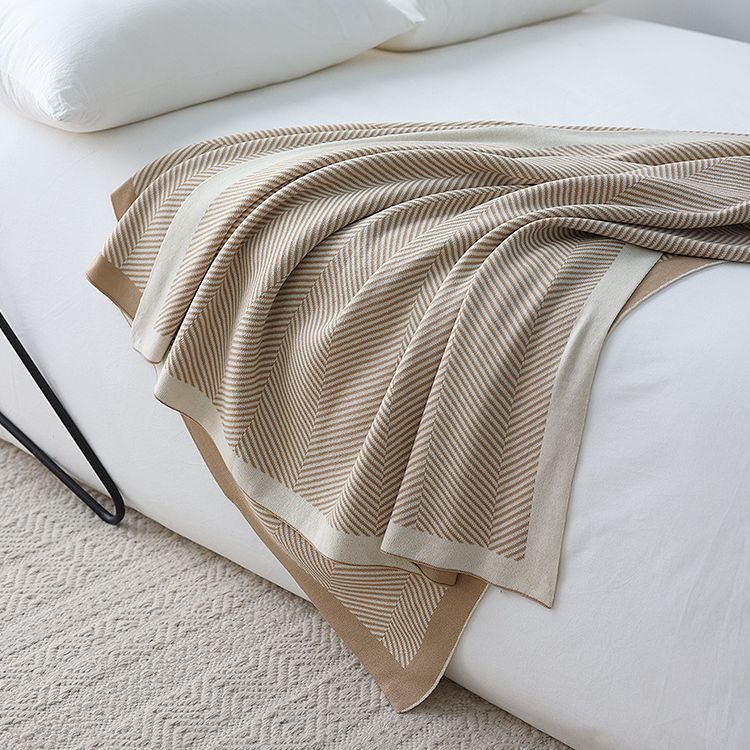 Strickdecke im Fischgrätmuster – Weiche Wohndecke mit zeitloser Eleganz
