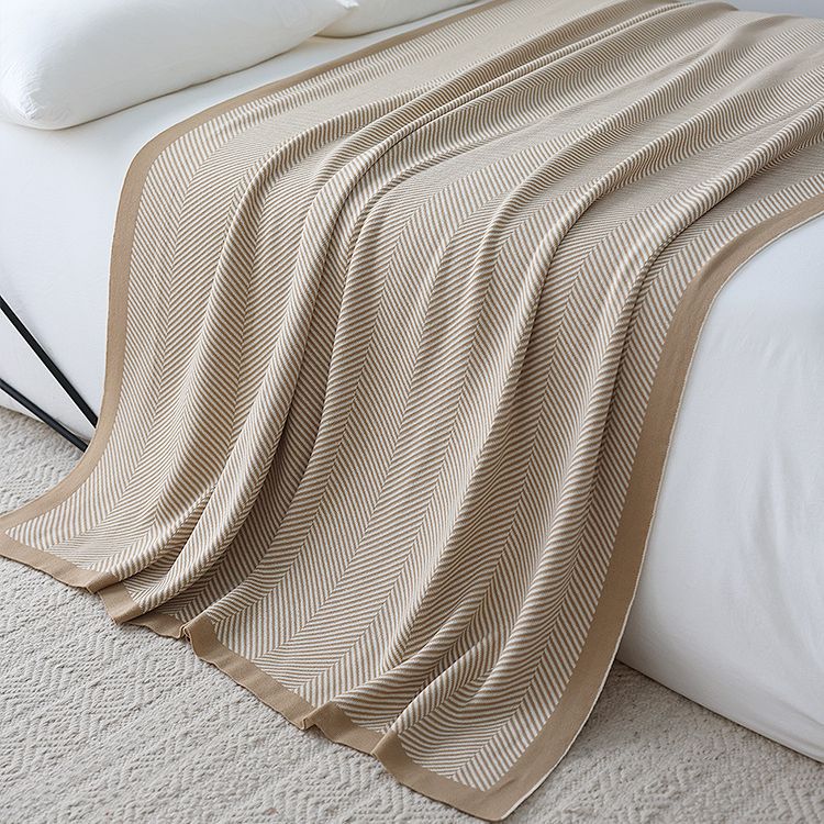 Strickdecke im Fischgrätmuster – Weiche Wohndecke mit zeitloser Eleganz