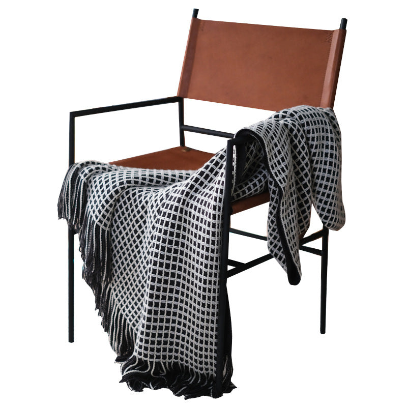 Strickdecke mit Grobstrick-Muster und Fransen – Dekorative Wohndecke im modernen Stil