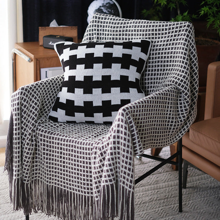Strickdecke mit Grobstrick-Muster und Fransen – Dekorative Wohndecke im modernen Stil