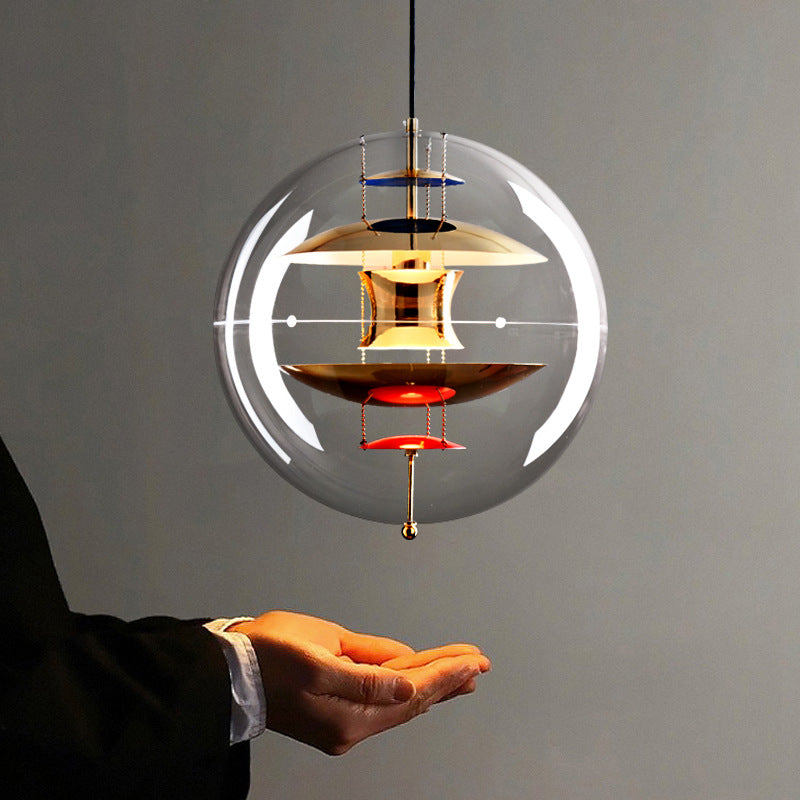 Moderne Pendelleuchte in Kugelform mit Planetenmotiv