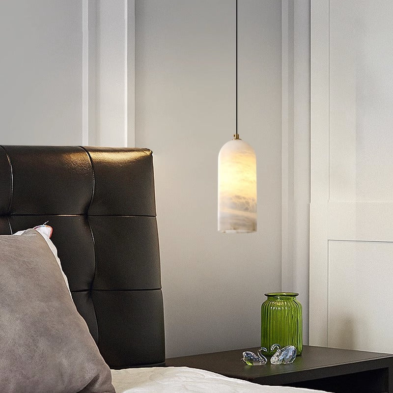 Moderne Pendelleuchte aus Alabaster und Kupfer für stilvolle Akzentbeleuchtung