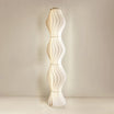 Elegante Stehlampe im Wellen-Design mit dekorativer Lichtstruktur