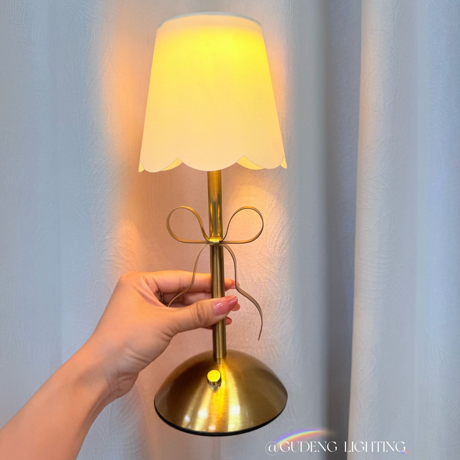 Vintage Tischlampe mit Schleifen-Detail - Stofflampe mit warmem Licht