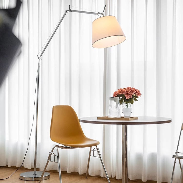 Schwenkbare Stehlampe mit Stoffschirm und verstellbarem Arm