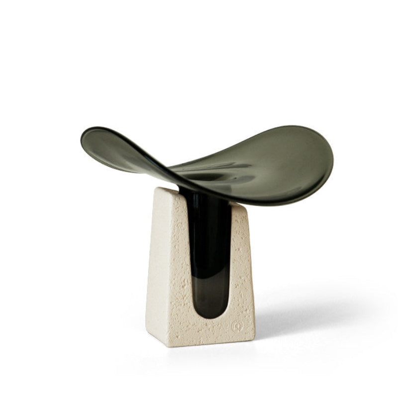 Moderner Glasvasen-Dekor mit Zementbasis im minimalistischen Design