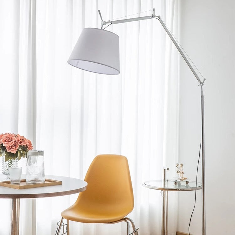 Schwenkbare Stehlampe mit Stoffschirm und verstellbarem Arm