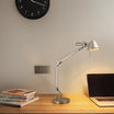 Moderne, klappbare Schreibtischlampe mit langem Arm