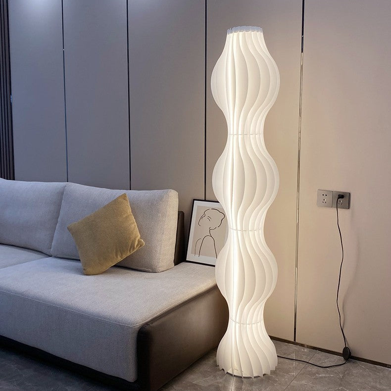Elegante Stehlampe im Wellen-Design mit dekorativer Lichtstruktur