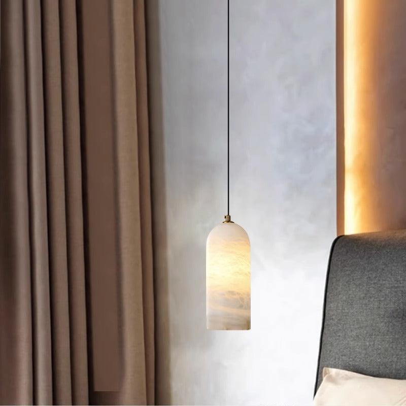 Moderne Pendelleuchte aus Alabaster und Kupfer für stilvolle Akzentbeleuchtung