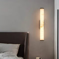 Lineare Marmor Wandlampe mit Messingstruktur
