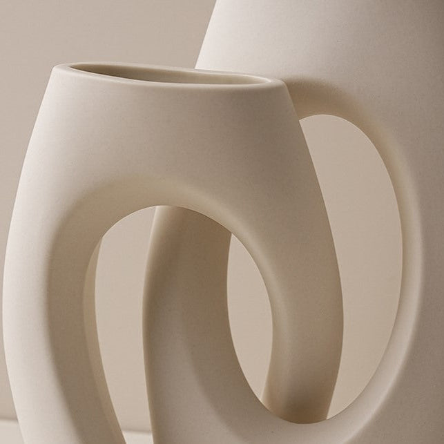 Moderne Keramikvase mit Durchbruch-Design – Skulpturale Vase im Wabi-Sabi Stil