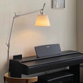 Schwenkbare Stehlampe mit Stoffschirm und verstellbarem Arm