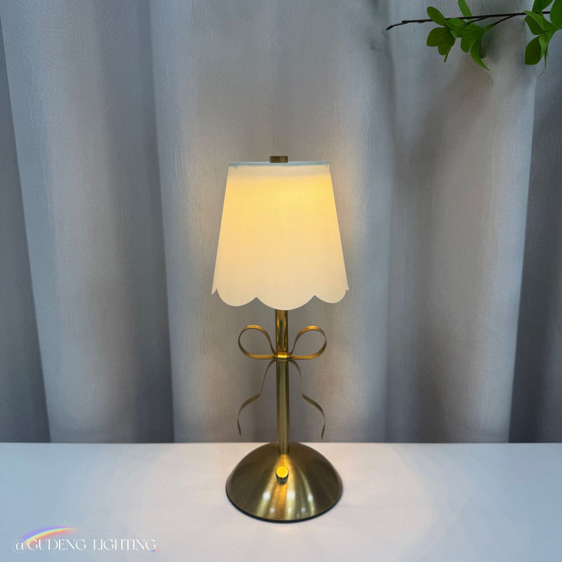 Vintage Tischlampe mit Schleifen-Detail - Stofflampe mit warmem Licht