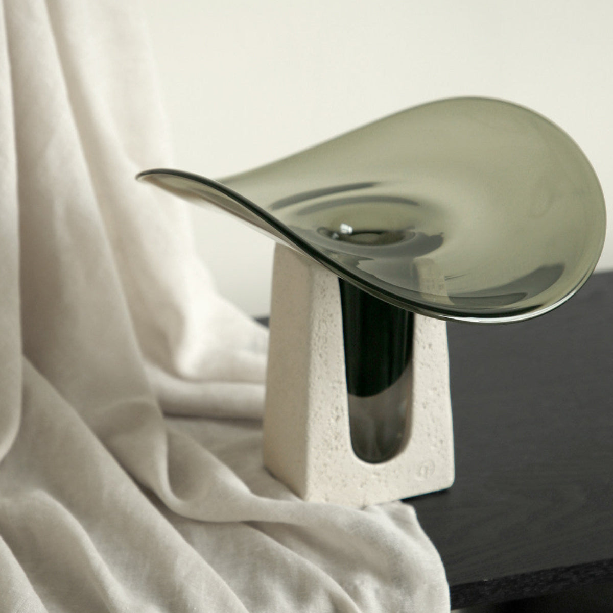 Moderner Glasvasen-Dekor mit Zementbasis im minimalistischen Design