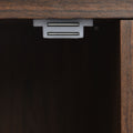 Exklusives Sideboard mit Chevron-Holzdesign und goldenen Details