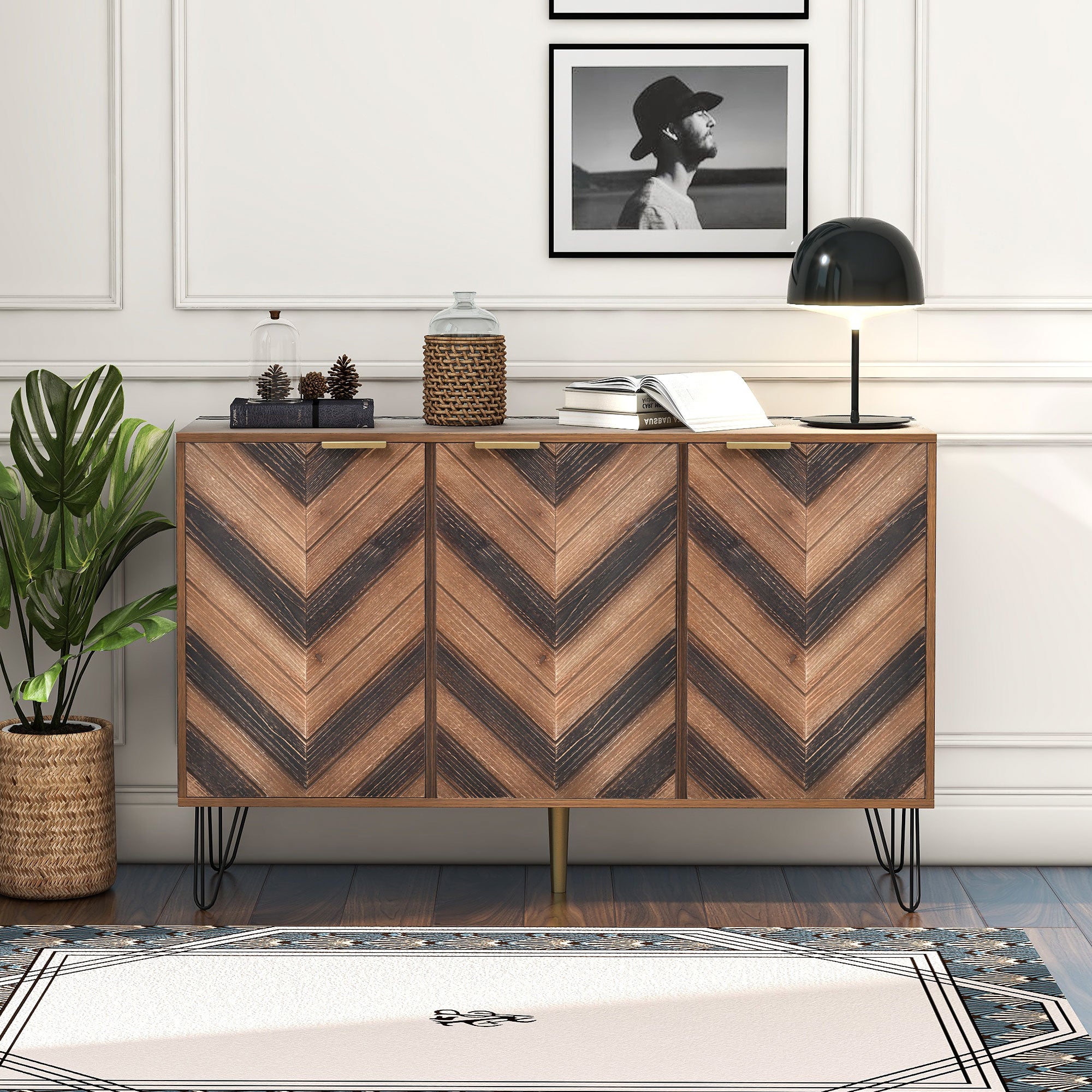 Exklusives Sideboard mit Chevron-Holzdesign und goldenen Details