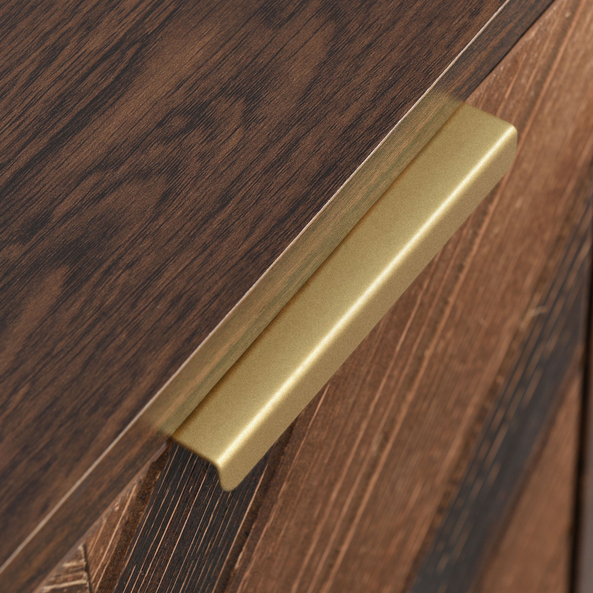 Exklusives Sideboard mit Chevron-Holzdesign und goldenen Details