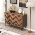 Exklusives Sideboard mit Chevron-Holzdesign und goldenen Details