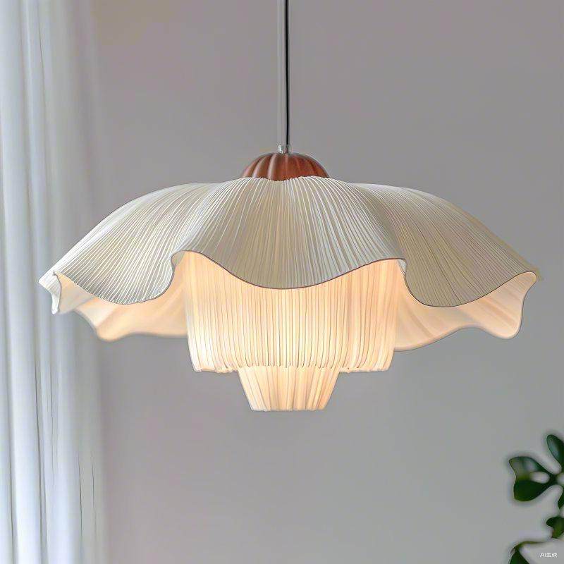 Französisch inspirierte Pendelleuchte mit Stoffschirm im romantischen Design