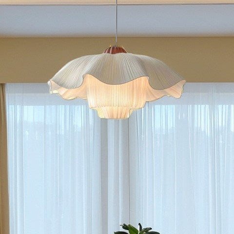 Französisch inspirierte Pendelleuchte mit Stoffschirm im romantischen Design