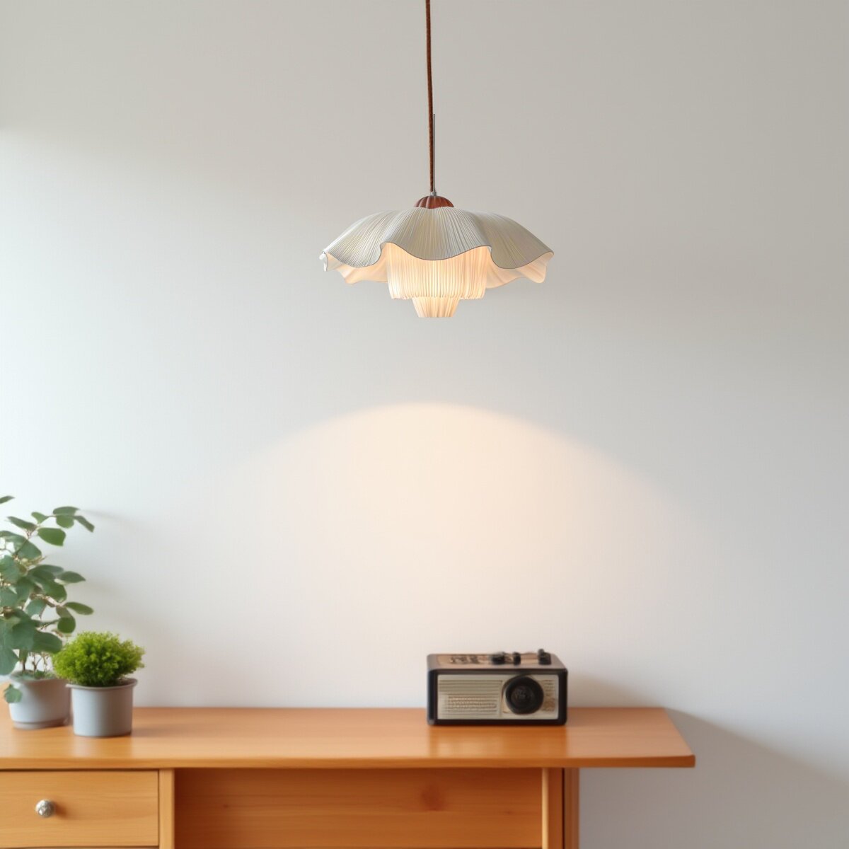 Französisch inspirierte Pendelleuchte mit Stoffschirm im romantischen Design