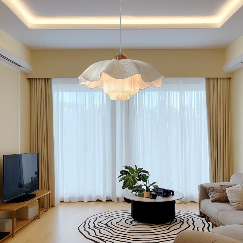 Französisch inspirierte Pendelleuchte mit Stoffschirm im romantischen Design