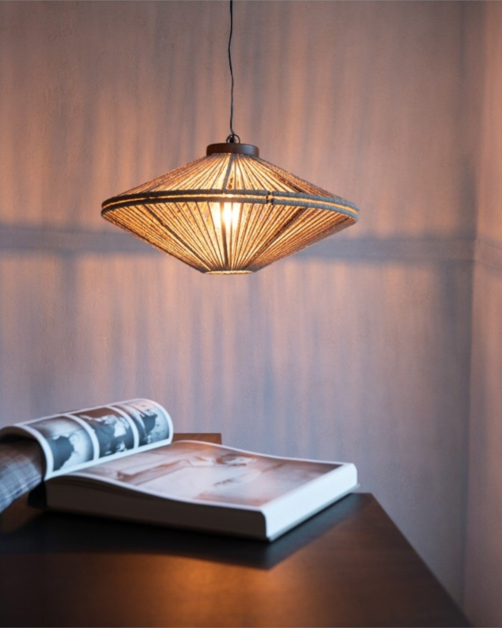 J-Line Hängelampe Ovni – Metall & Jute – Braun – 93 cm Durchmesser