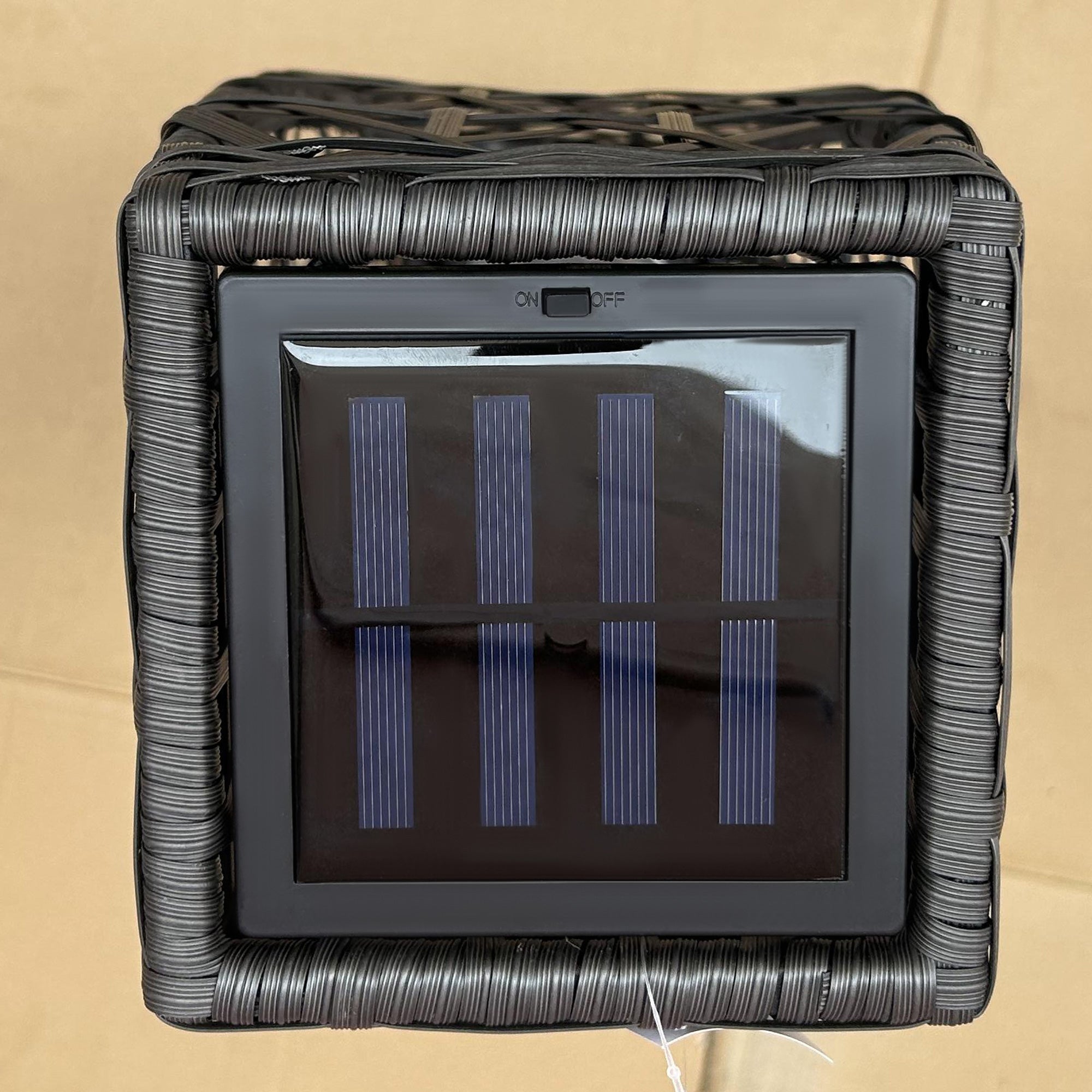 Dekorative Solar-Gartenleuchte im Rattan-Design für stimmungsvolle Außenbeleuchtung