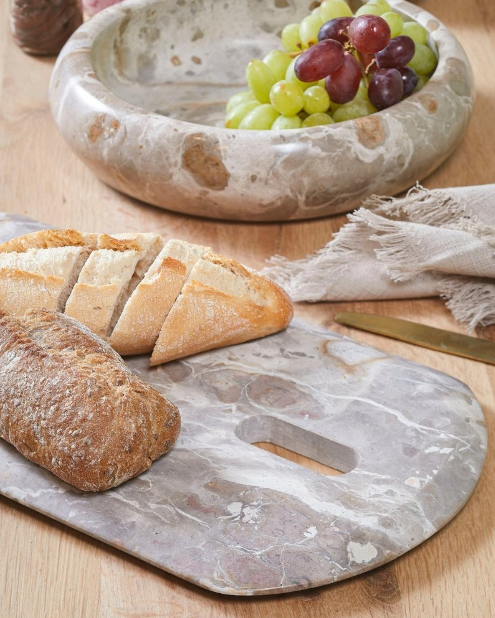 Mica Decorations – Schneidebrett Marmor Beige – L40 x B20 x H2 cm