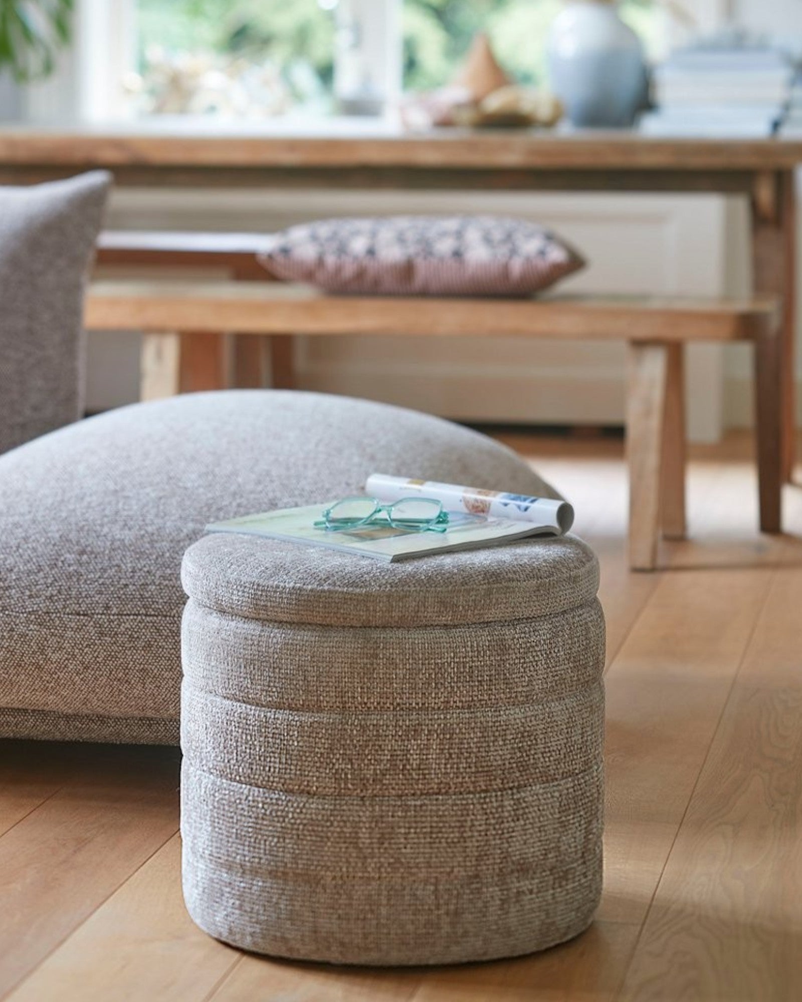 Mica Decorations – Aufbewahrungshocker Hellgrau – Runde Ottomane mit Stauraum H41 x Ø42 cm