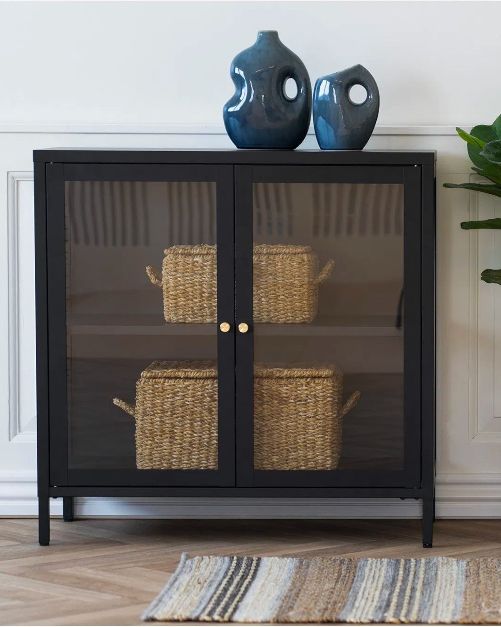 Dalby Kabinett – Schwarzer Stahl mit Glastüren – Modernes Aufbewahrungsschrank 80x35x80 cm