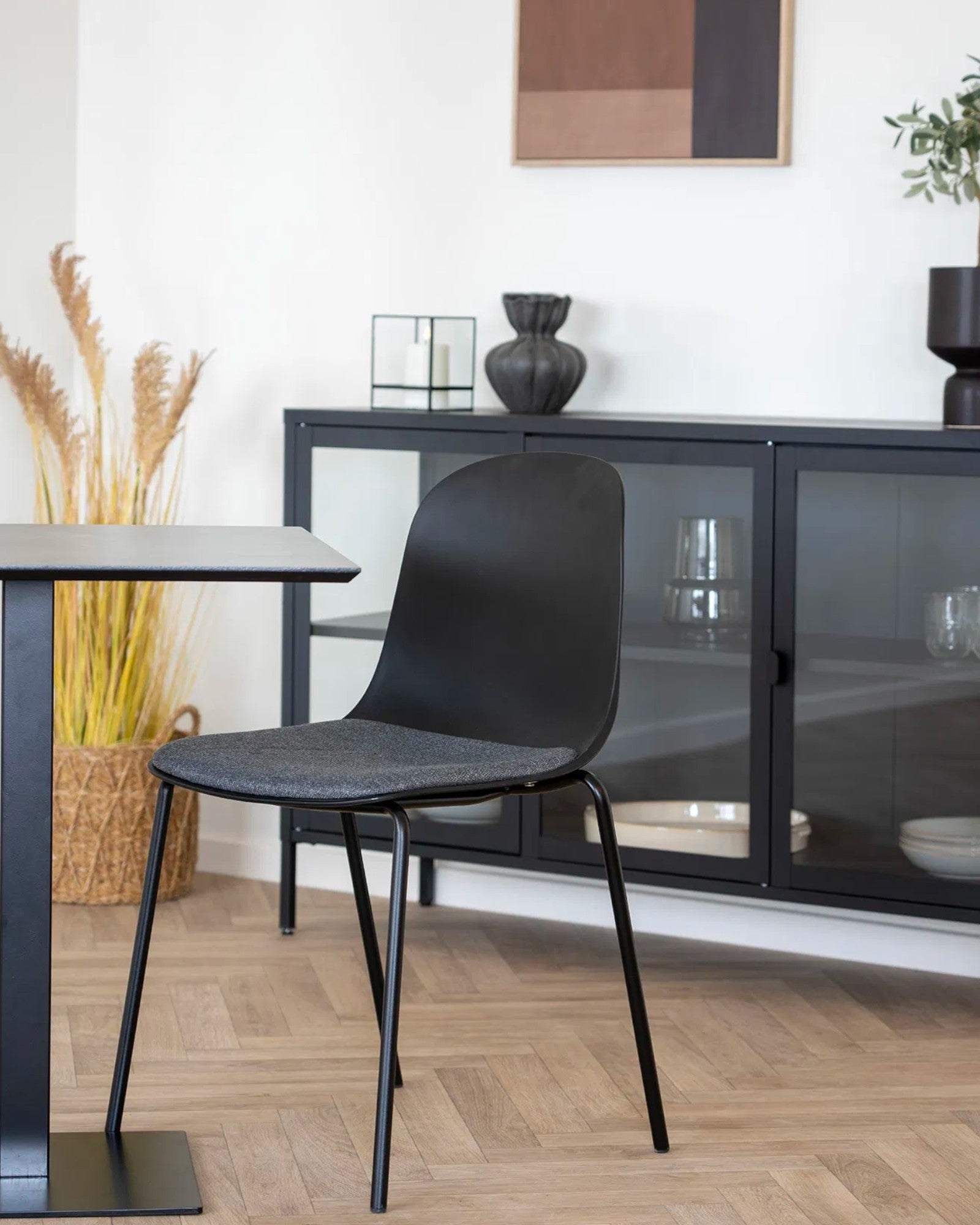 Madalena Esszimmerstuhl – Schwarz, Metallrahmen, Polyesterbezug, 85 cm