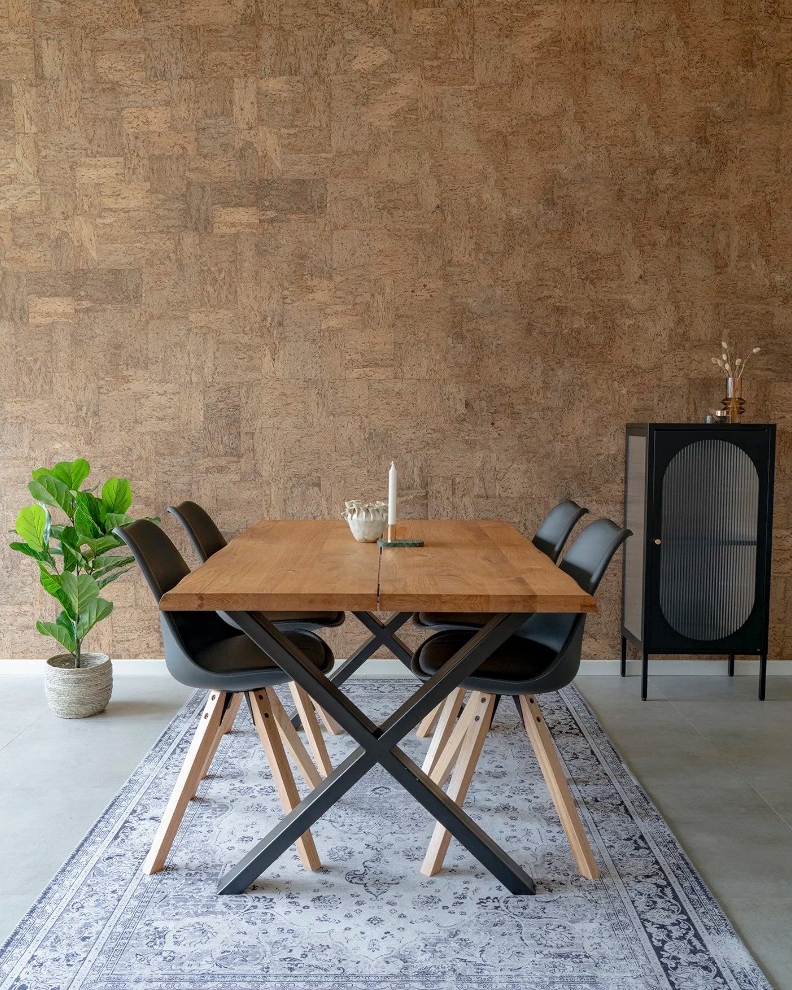 Bergen Esszimmerstuhl – Schwarzer PU-Ledersitz mit naturbelassenen Holzbeinen