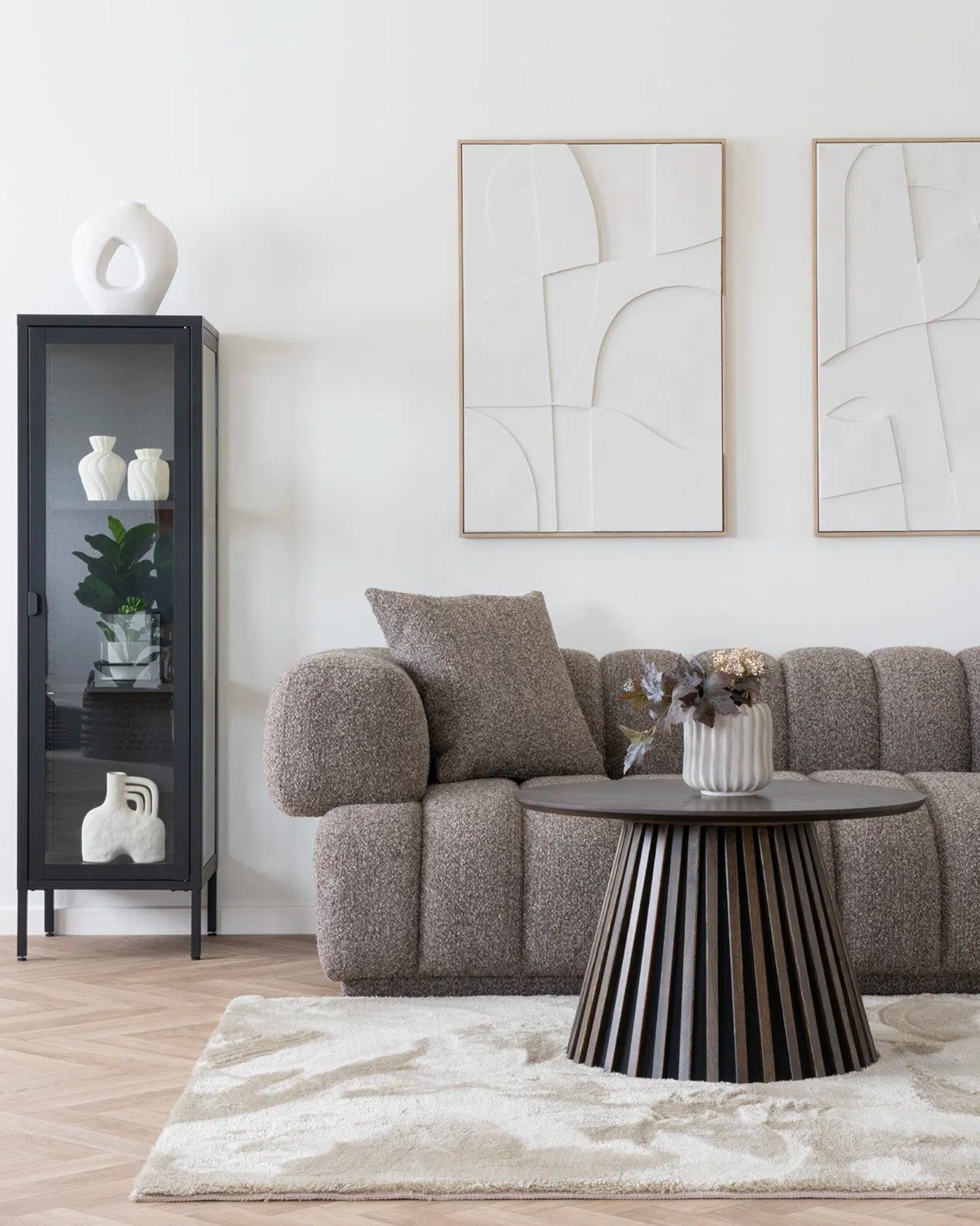 Brisbane schmaler Vitrinenschrank – Schwarz, Metall & Glas