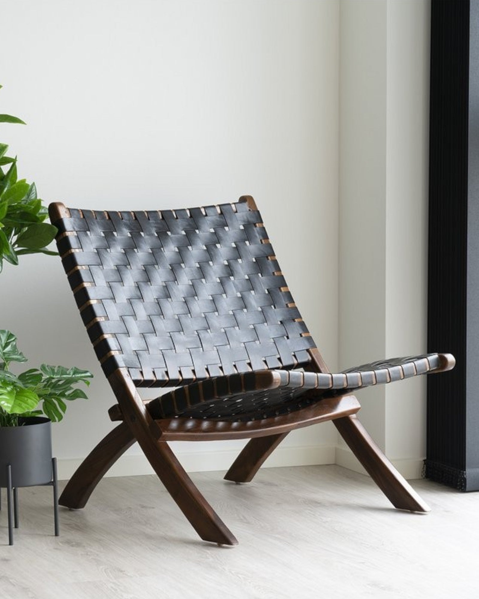 Faltbarer Stuhl – Schwarz Leder mit Teakholzbeinen – Modernes Design