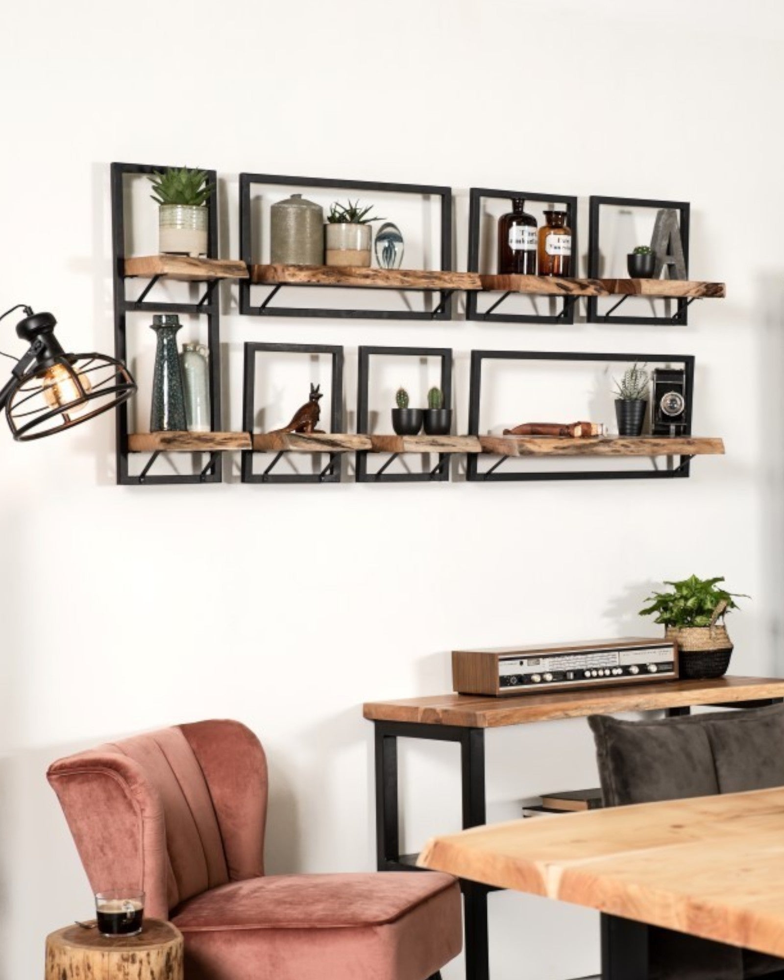 HSM Collection – Wandregal Levels Live Edge – Akazie/Schwarz – 56x22x32 cm