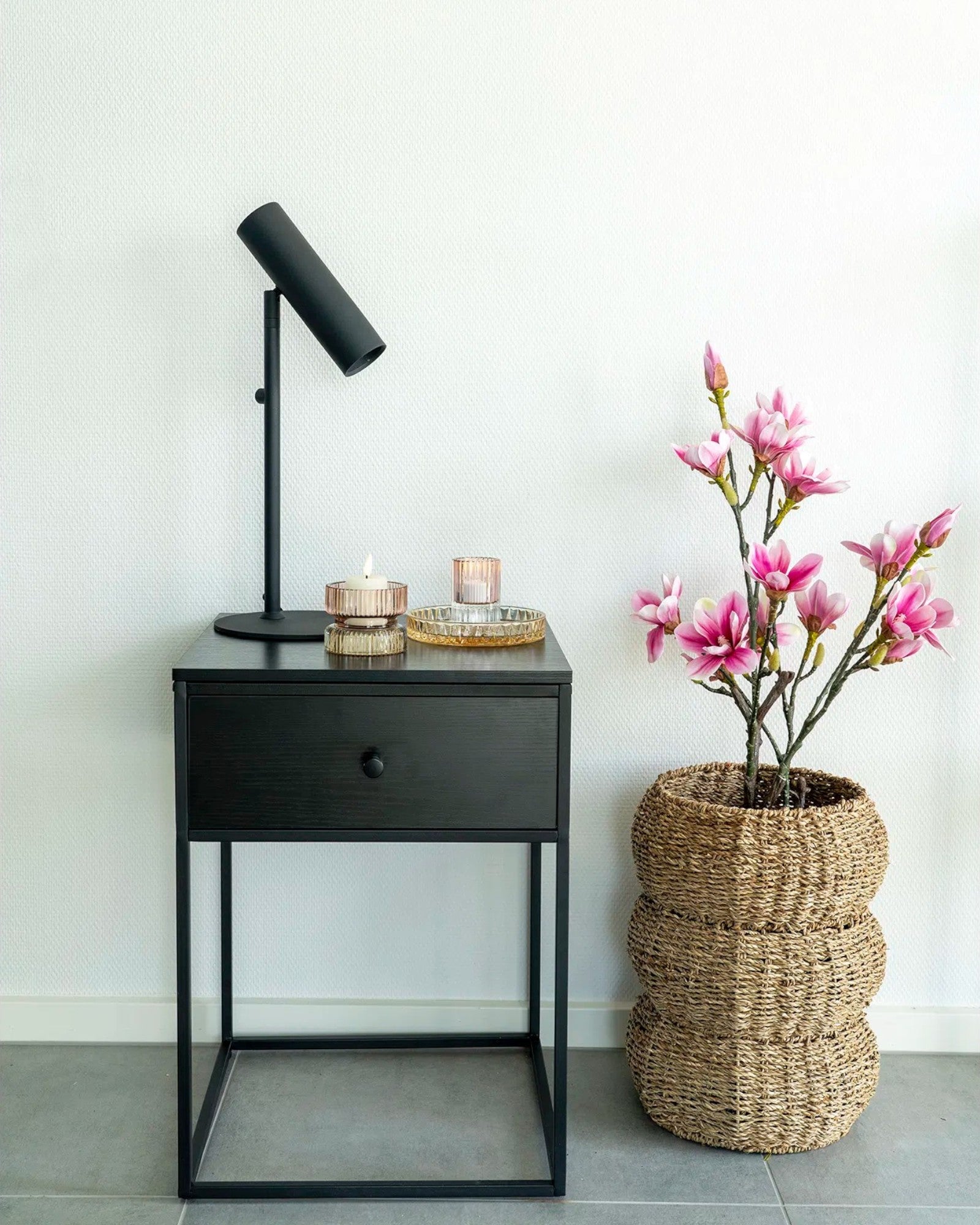 Beistelltisch mit Schublade – Schwarz – Metallgestell – 40x40x55 cm