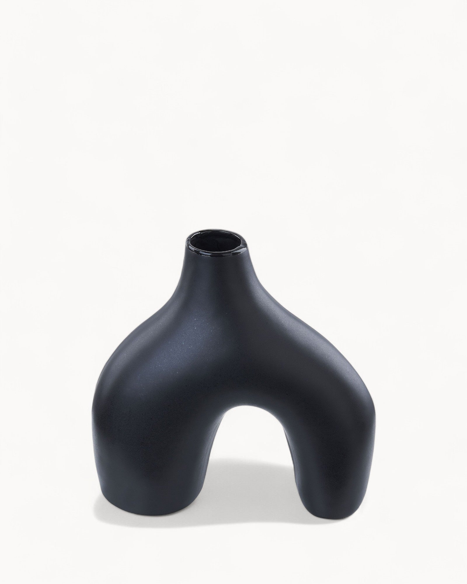 Lamia Vase – Handgefertigte schwarze Porzellan-Blumenvase, 31 cm