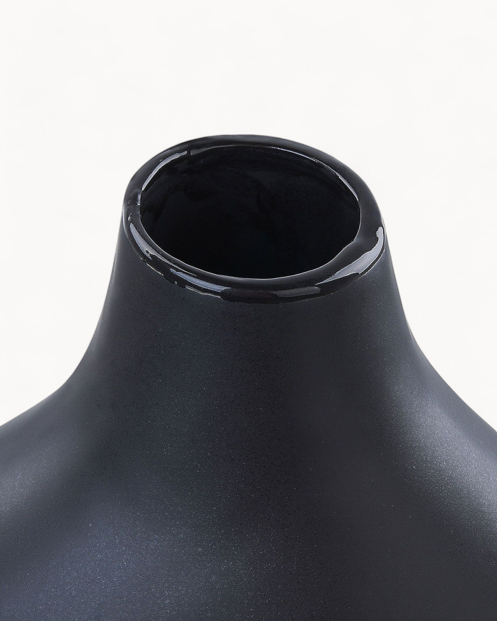 Lamia Vase – Handgefertigte schwarze Porzellan-Blumenvase, 31 cm