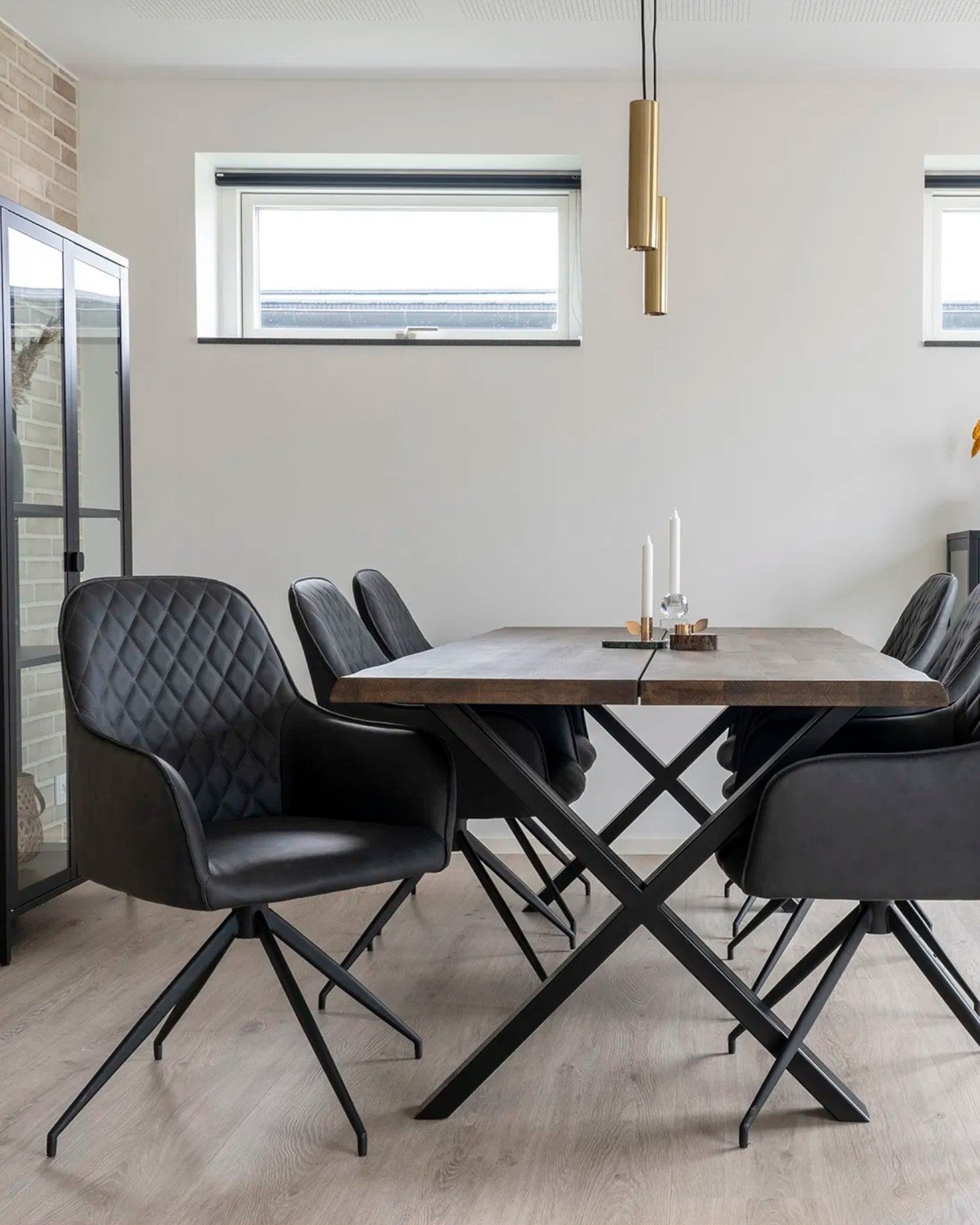 Harbo Dining Chair – Drehstuhl in Dunkelgrau mit schwarzem Metallgestell