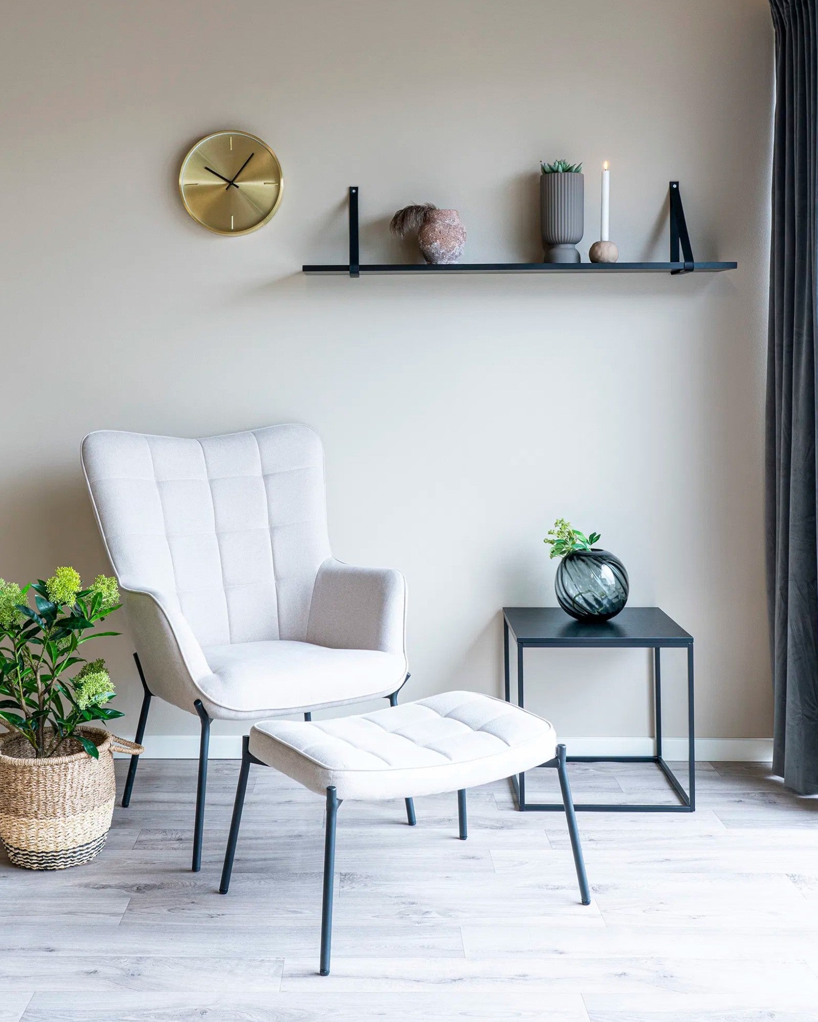 House Nordic – Wandregal Schwarz aus Gummibaumholz mit Lederriemen 120x20 cm