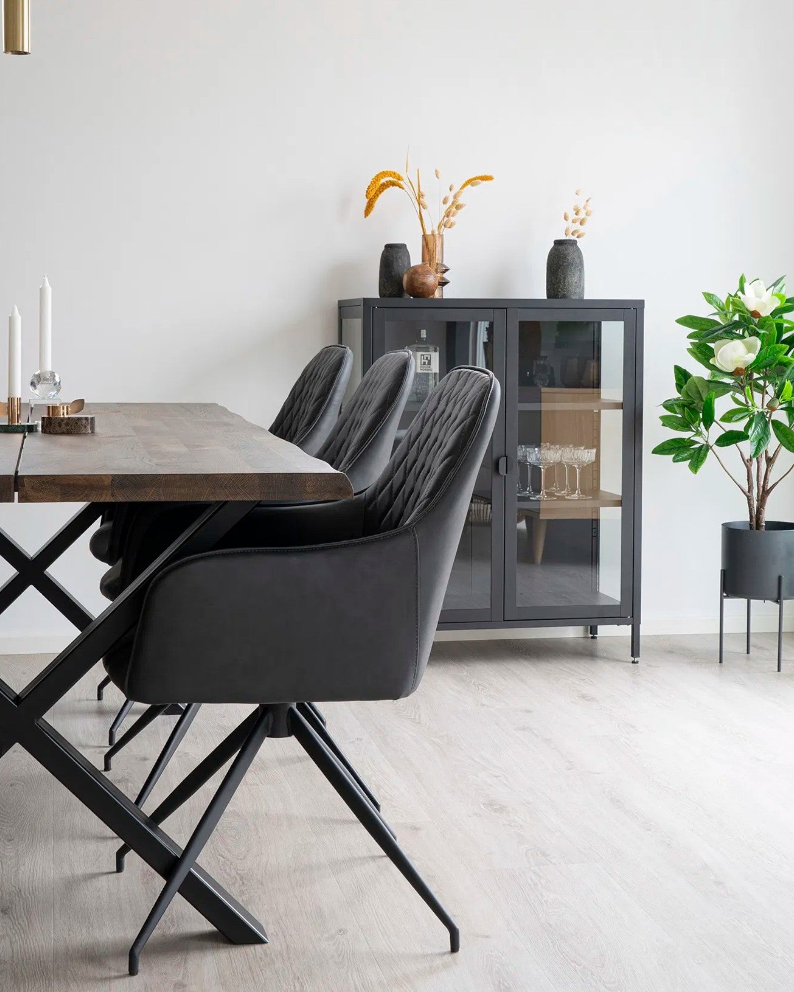 Harbo Dining Chair – Drehstuhl in Dunkelgrau mit schwarzem Metallgestell