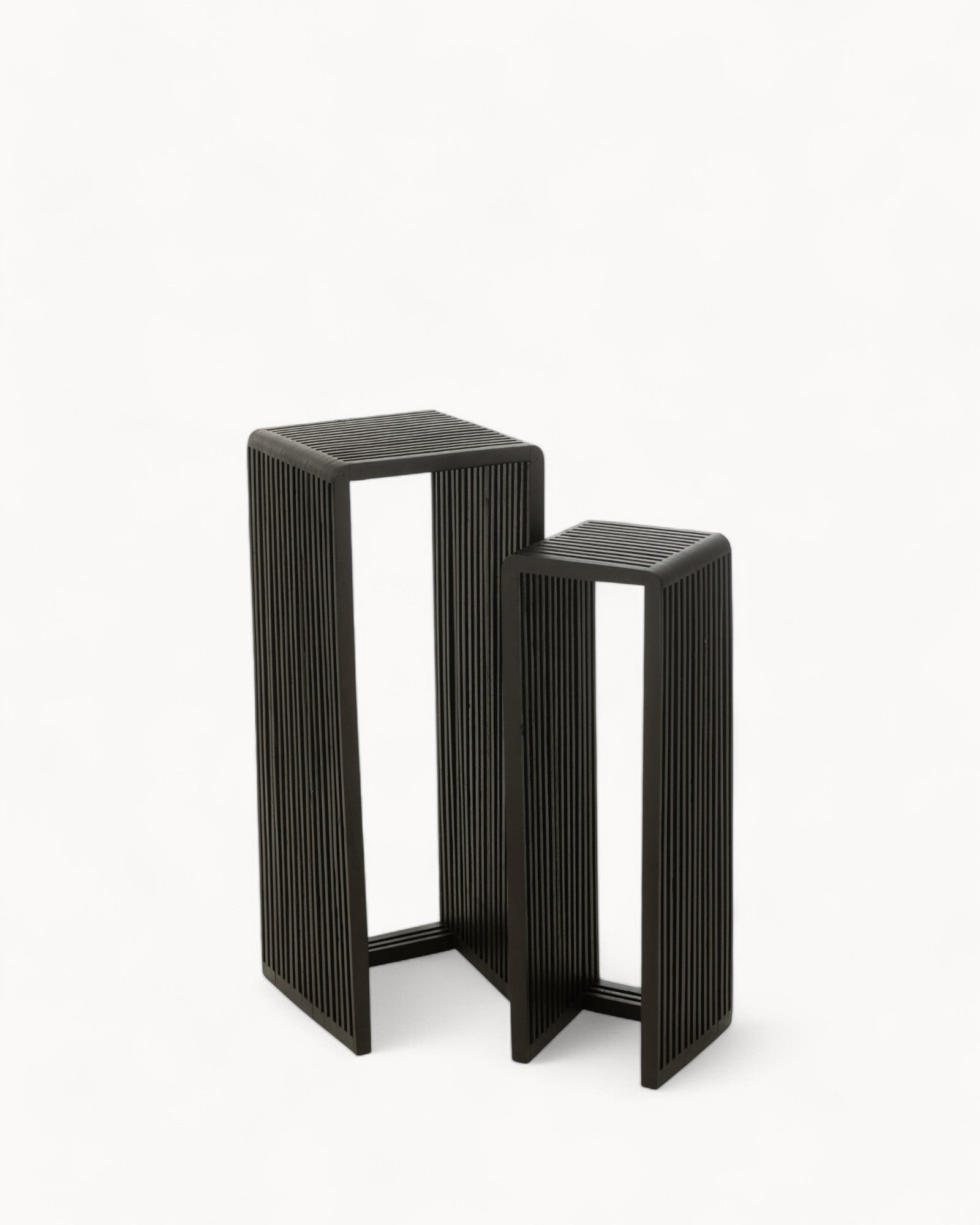 J-Line Beistelltisch Cube – Recyceltes Teakholz – Schwarz – 34x88 cm