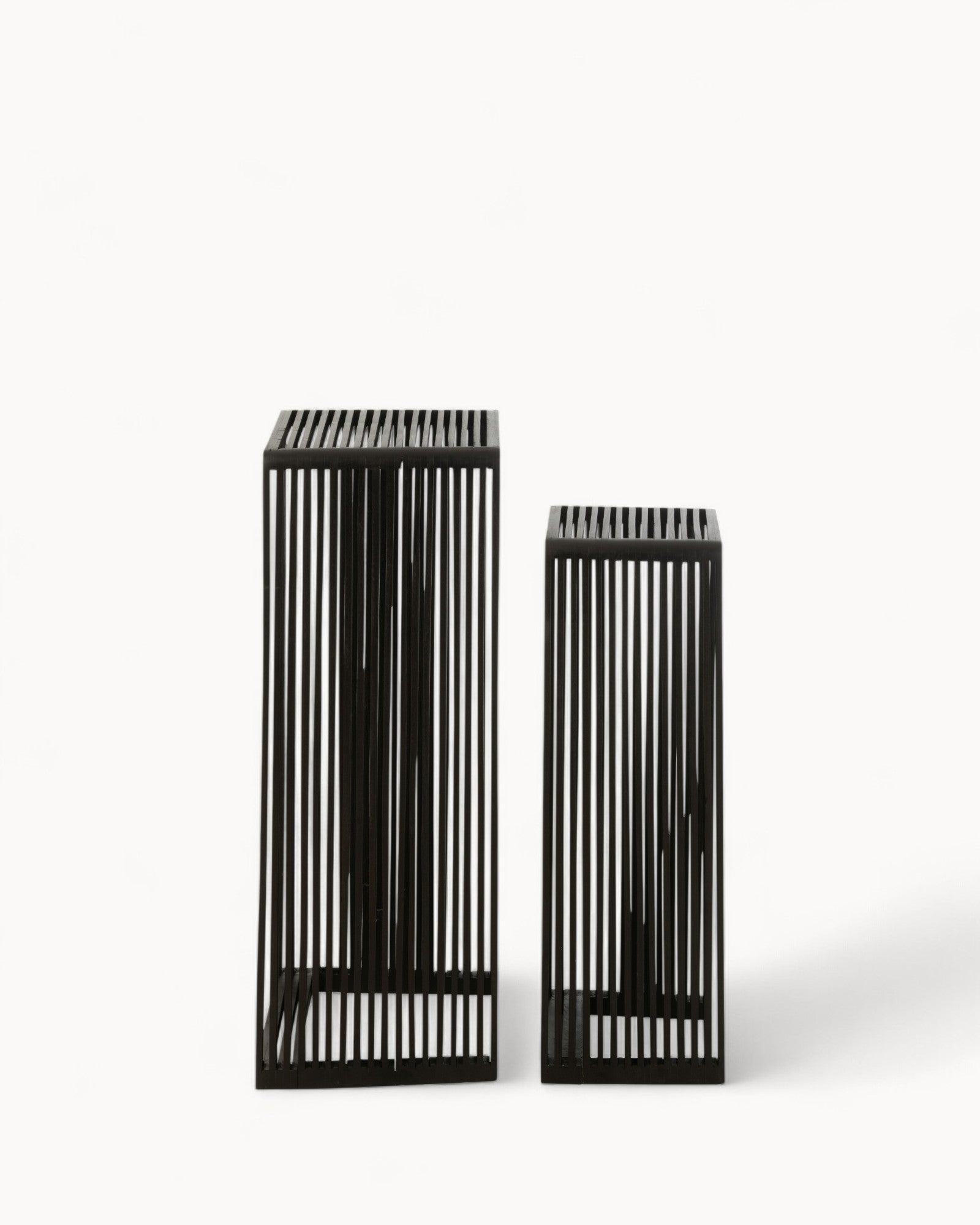 J-Line Beistelltisch Cube – Recyceltes Teakholz – Schwarz – 34x88 cm