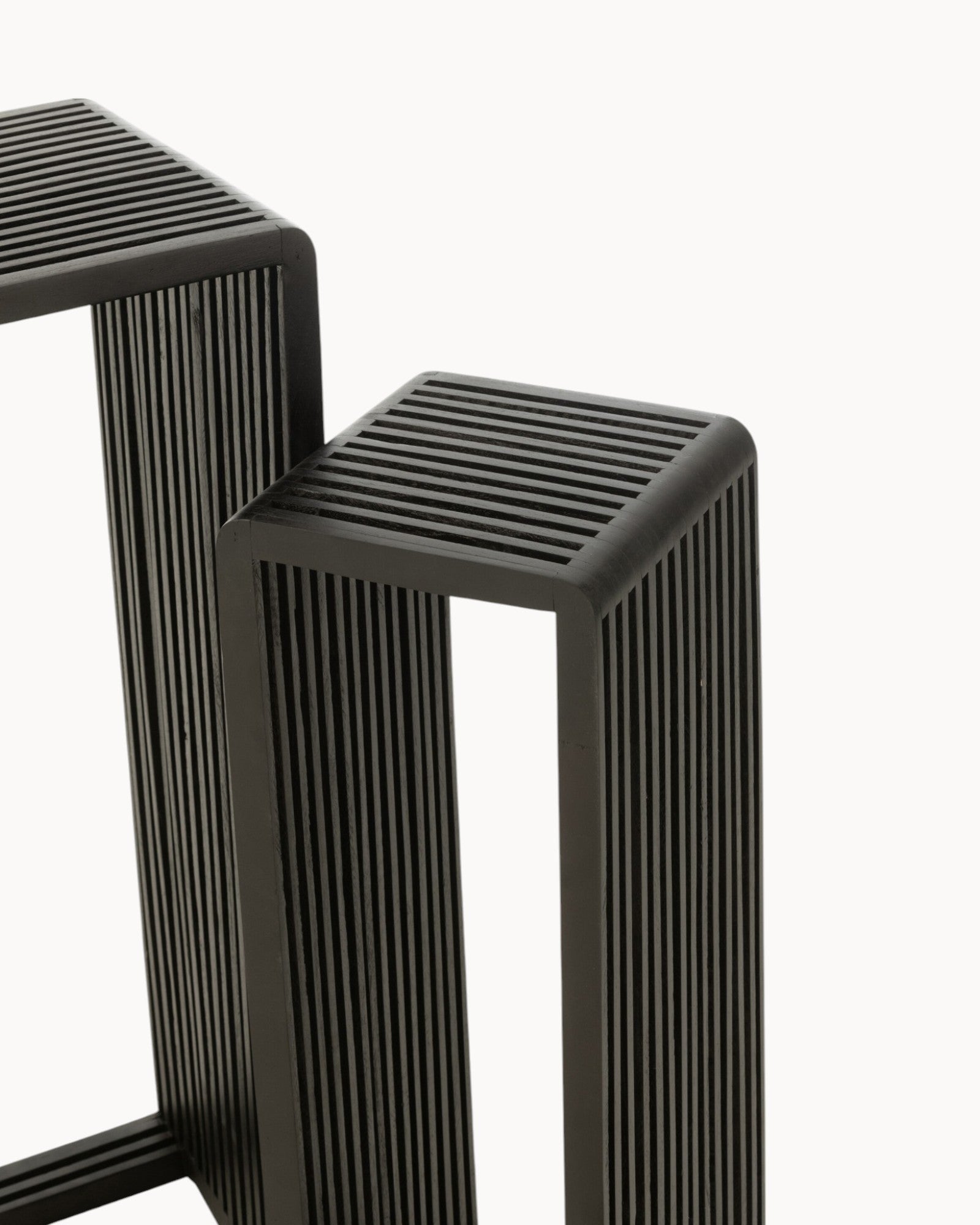 J-Line Beistelltisch Cube – Recyceltes Teakholz – Schwarz – 34x88 cm