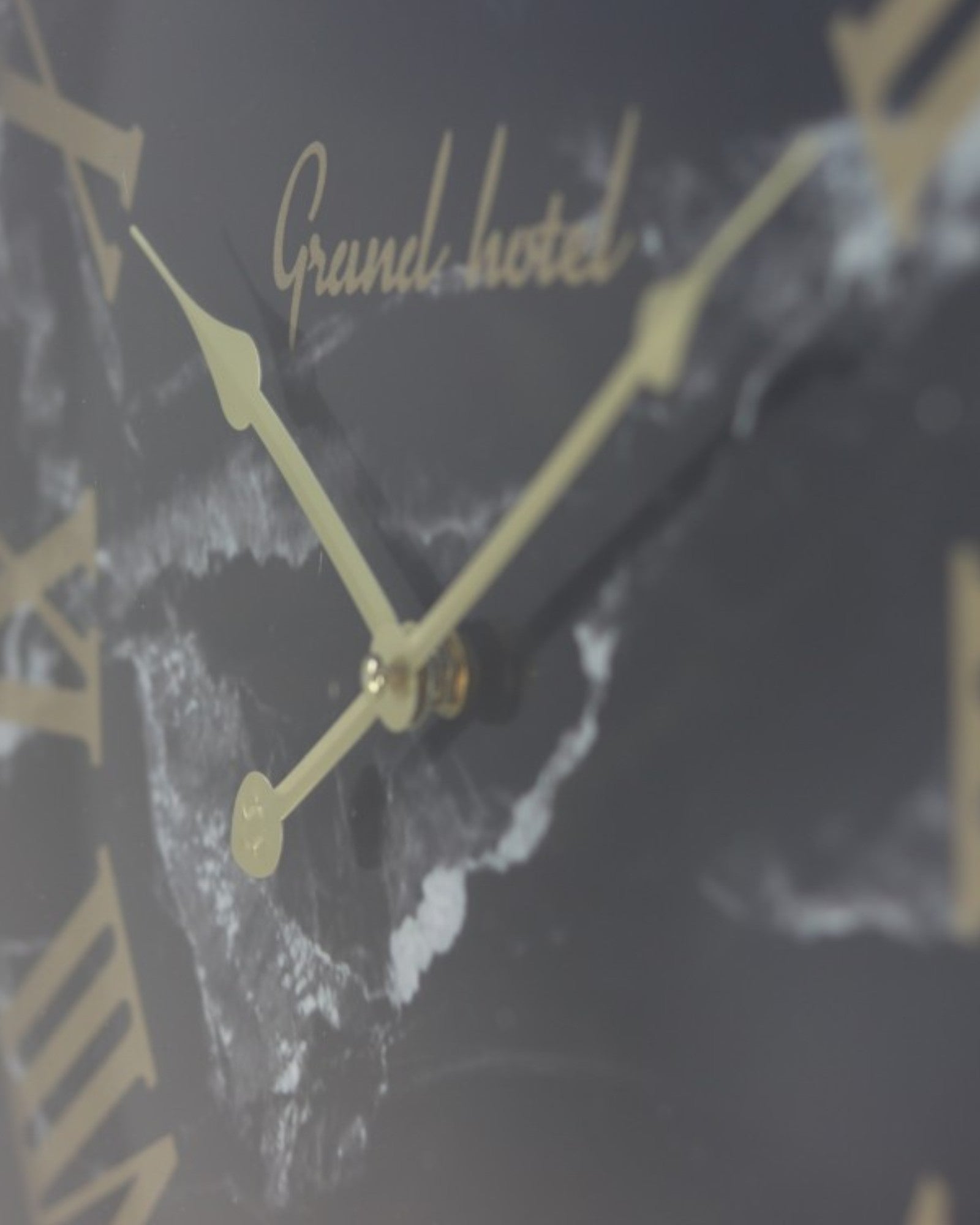 HSM Collection – Wanduhr Marseille Schwarz-Gold – ø50 cm – Metall & Marmoroptik