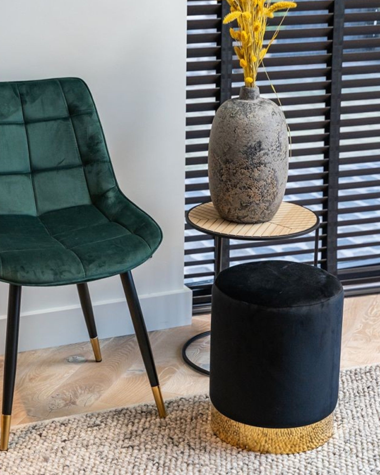 House Nordic – Pouf aus schwarzem Samt mit messingfarbenem Stahlfuß