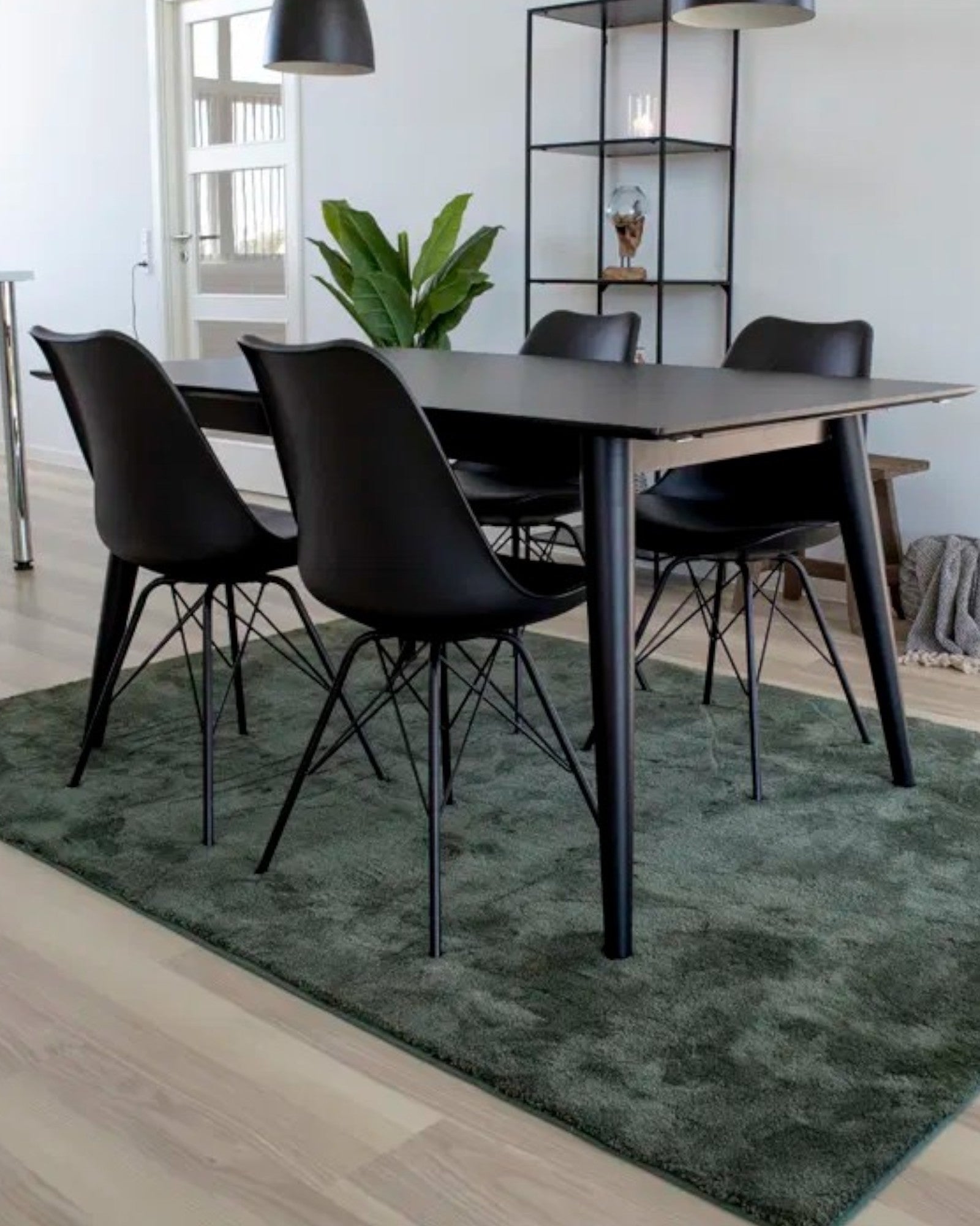 Oslo Esszimmerstuhl – Schwarz PU-Leder, Metallbeine, Modern, 84cm