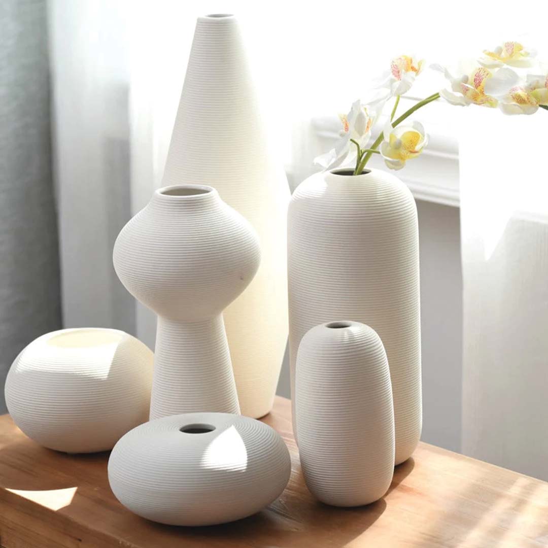 Handgefertigte Keramikvase Blanche, elegante weiße Deko mit Ringskulptur